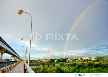 立川市　雨上がりの空に架かる美しい虹 123227368