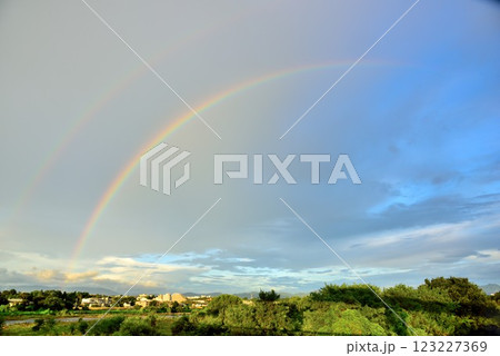 立川市　雨上がりの空に架かる美しい虹 123227369