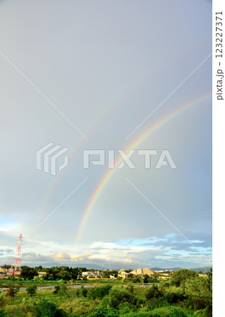 立川市　雨上がりの空に架かる美しい虹 123227371