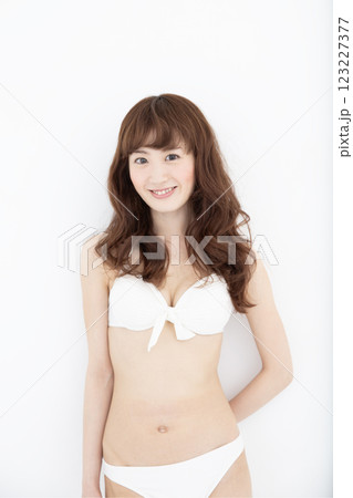 白いビキニを着た女性 123227377