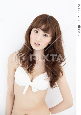 白いビキニの女性 白いビキニの女性 123227378