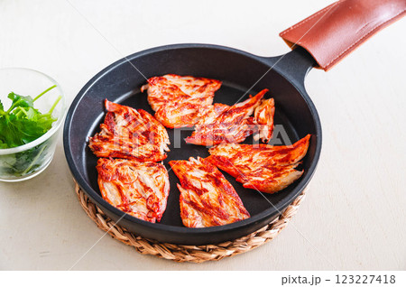 フライパンで焼いたカニカマ 123227418