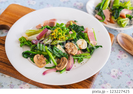 春野菜とベーコンのガーリック炒め 123227425