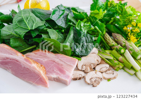 カットした春野菜とキノコとベーコン 123227434
