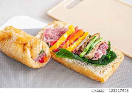 半分に切った栃尾揚げに野菜と挽肉を乗せる 半分に切った栃尾揚げに野菜と挽肉を乗せる 123227498