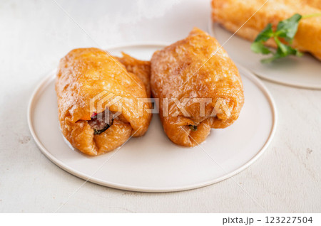 野菜と肉の栃尾揚げ巻き　煮物 123227504