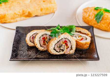 野菜と豚ミンチを巻いた栃尾揚げ 123227509