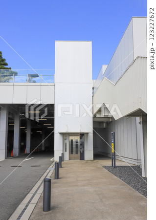 羽田イノベーションシティの1Fパーキングと2Fコリドーを昇降する屋外用エレベーター 羽田イノベーションシティの1Fパーキングと2Fコリドーを昇降する屋外用エレベーター 123227672