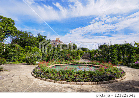 港の見える丘公園の夏 123228045