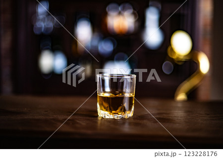 バーイメージ　バーテンダー　Bar　お酒　原酒　ウイスキー　ブランデー　グラス　カウンター　飲酒 123228176