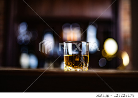 バーイメージ　バーテンダー　Bar　お酒　原酒　ウイスキー　ブランデー　グラス　カウンター　飲酒 123228179