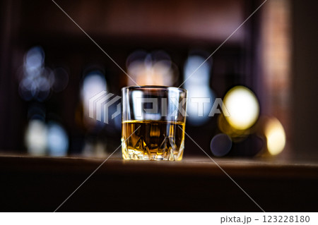 バーイメージ　バーテンダー　Bar　お酒　原酒　ウイスキー　ブランデー　グラス　カウンター　飲酒 123228180