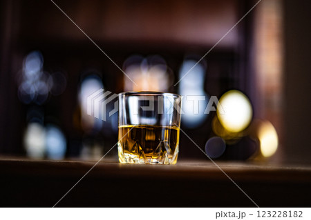 バーイメージ　バーテンダー　Bar　お酒　原酒　ウイスキー　ブランデー　グラス　カウンター　飲酒 123228182