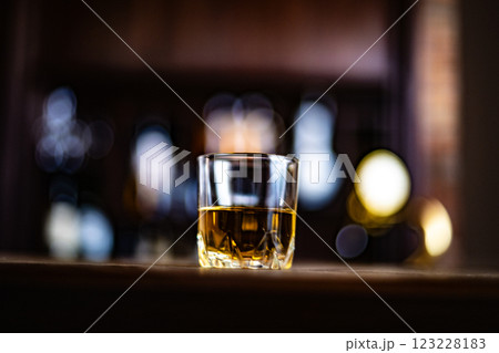 バーイメージ　バーテンダー　Bar　お酒　原酒　ウイスキー　ブランデー　グラス　カウンター　飲酒 123228183