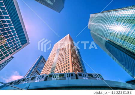 日本の東京都市景観 汐留のオフィス街などを望む。叡智の時代へ＝19日 123228188