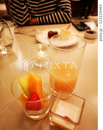 老舗ホテルのバイキングビュッフェ 123228464