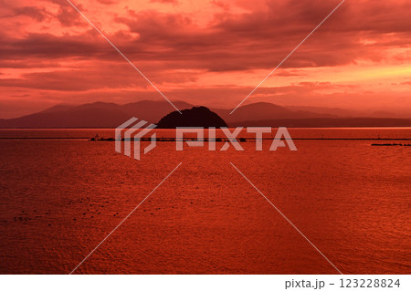 秋の琵琶湖に浮かぶ神秘的な竹生島の夕景 123228824