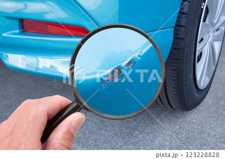 車のキズをクローズアップ 123228828