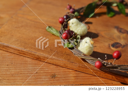 赤いナンテンの実のリースとフェルトのひよこ　　　 123228955