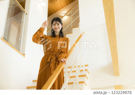 階段を降りる若い女性 階段を降りる若い女性 123229078