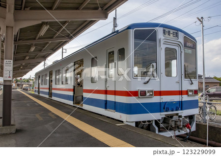 竜ヶ崎駅の列車 123229099