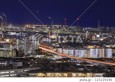 堺市、堺市役所展望ロビーからの夜景(堺泉北臨海工業地帯、関西空港方面) 堺市、堺市役所展望ロビーからの夜景(堺泉北臨海工業地帯、関西空港方面) 123229190