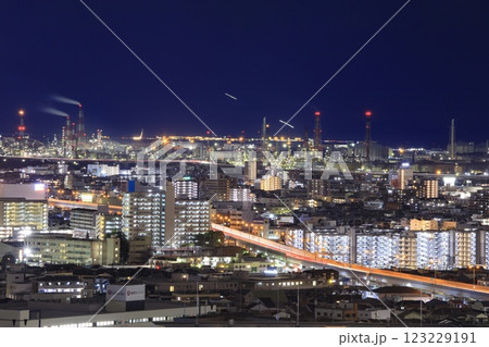 堺市、堺市役所展望ロビーからの夜景（堺泉北臨海工業地帯、関西空港方面） 123229191