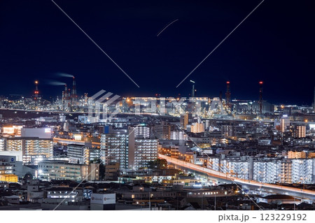 堺市、堺市役所展望ロビーからの夜景（堺泉北臨海工業地帯、関西空港方面） 123229192