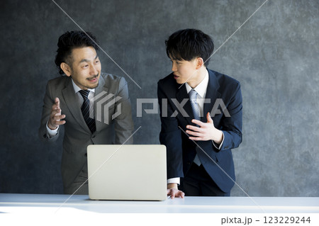 スーツを着た男性 スーツを着た男性 123229244