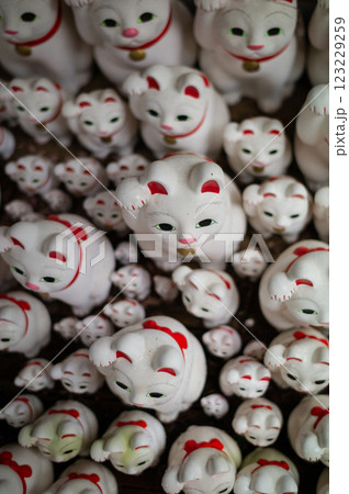 東京、世田谷区の豪徳寺の招き猫 123229259