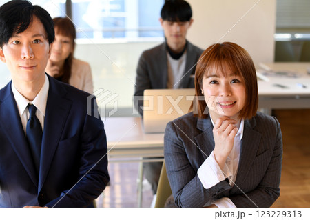 セミナーを受講する男女のビジネスパーソン 123229313