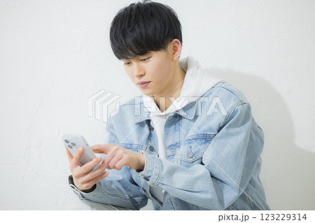スマホを操作する男性　 123229314