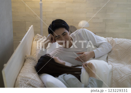 ベッドで会話するカップル ベッドで会話するカップル 123229331