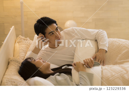 ベッドで会話するカップル ベッドで会話するカップル 123229336