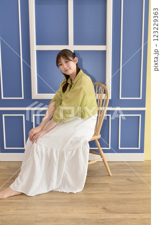 縁側にたたずむ若い女性のポートレート 123229363