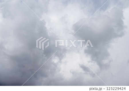 雨雲 雨の日 雨 天気 天候 どんより イメージ 123229424