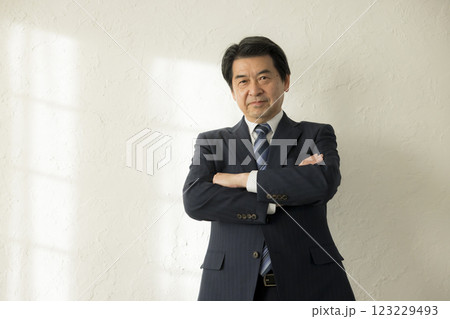 考える中年男性 考える中年男性 123229493