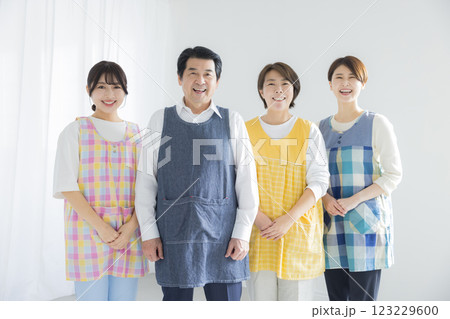 保育士たちと園長先生 123229600