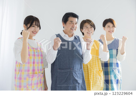 保育士たちと園長先生 保育士たちと園長先生 123229604