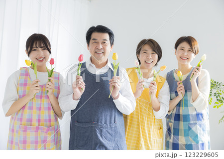 保育士たちと園長先生 保育士たちと園長先生 123229605