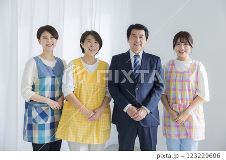 保育士たちと園長先生 保育士たちと園長先生 123229606