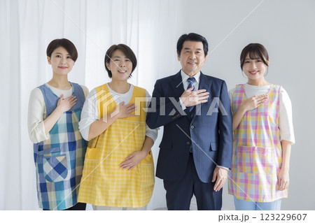 保育士たちと園長先生 保育士たちと園長先生 123229607