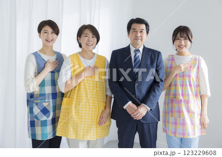 保育士たちと園長先生 123229608