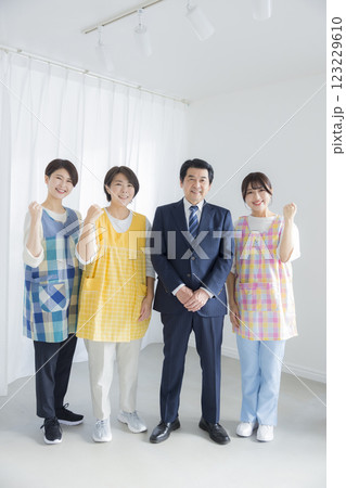 保育士たちと園長先生 123229610