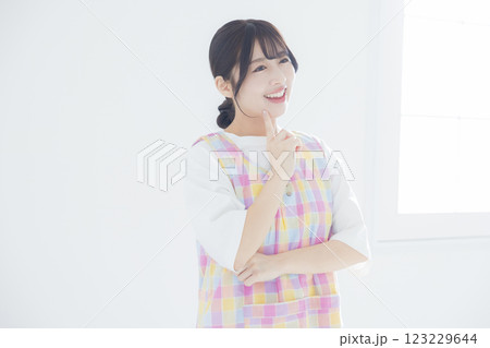 悩むエプロン姿の女性 123229644