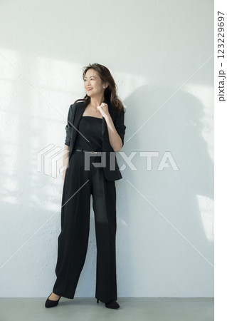 黒いスーツのミドル女性　 123229697