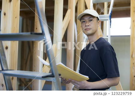 建築現場で働く男性 建築現場で働く男性 123229759