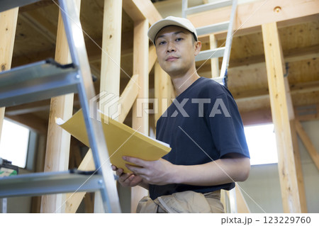 建築現場で働く男性 123229760