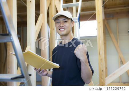 建築現場で働く男性 123229762