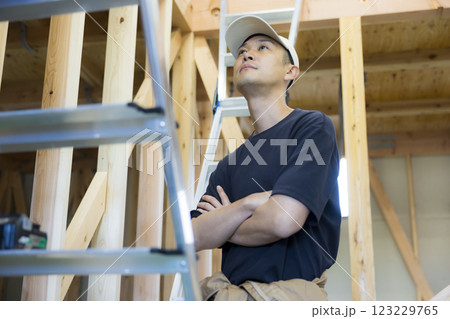 建築現場で働く男性 建築現場で働く男性 123229765